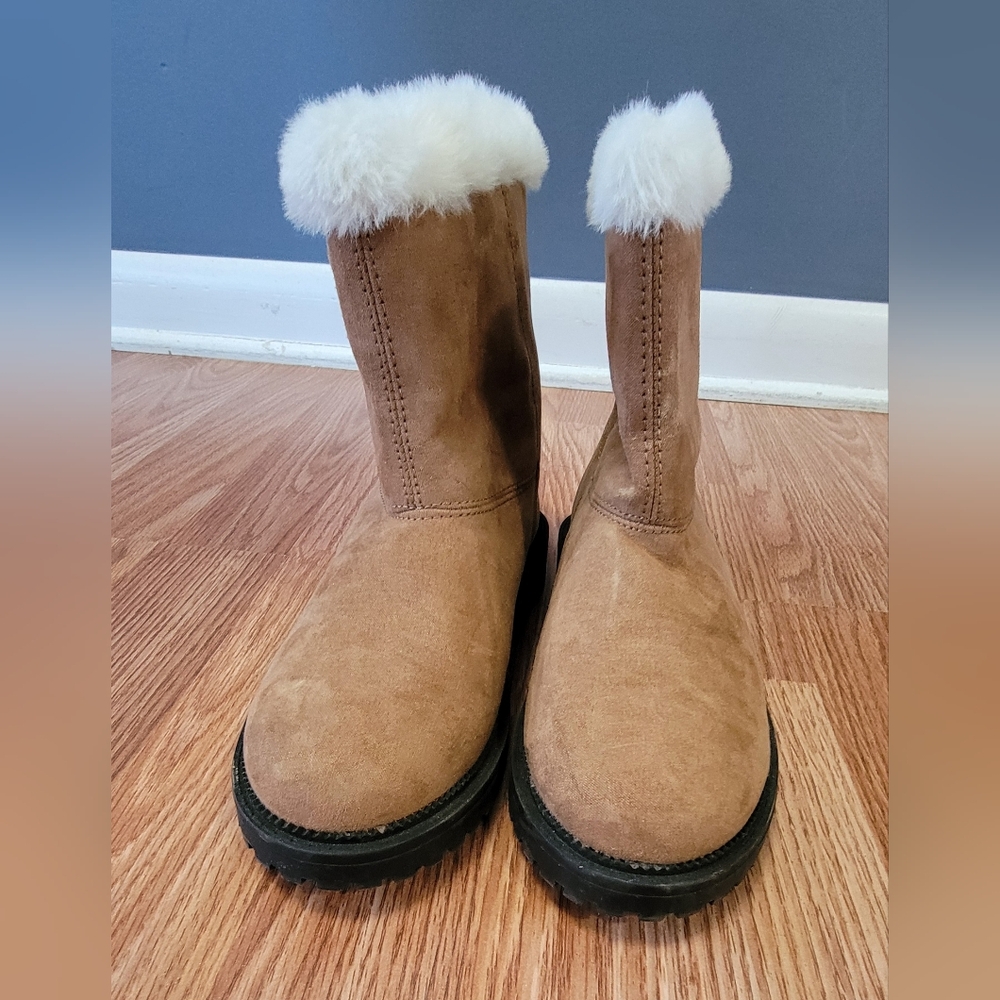 Old Navy Tan Boots with White Fur Lining Size 3Y - EUC